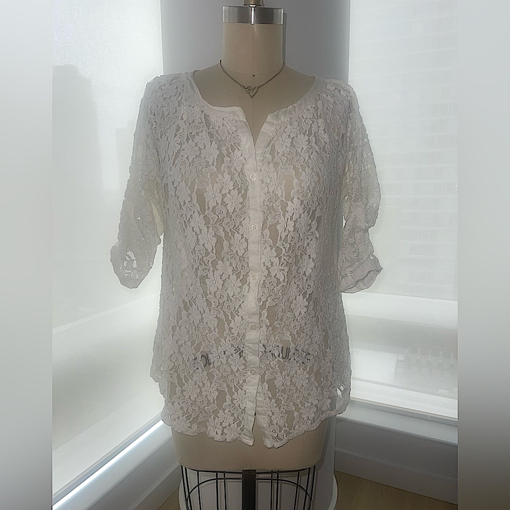 NWT M&G PARIS LACE BUTTON UP TOP